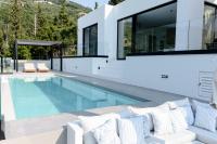 Bazén v ubytování Mandevilla Hillside Luxury Villas nebo v jeho okolí