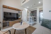 TV a/nebo společenská místnost v ubytování City View I 1 Bedroom Apartment I Golf Vita, Damac Hills