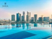 Bazén v ubytování Mira Holiday Homes - Luxury 1 bedroom with Burj Khalifa View nebo v jeho okolí