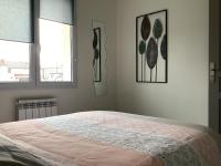 Łóżko lub łóżka w pokoju w obiekcie Joli appartement 50 m2 classé 3 etoiles avec terrasse et jardin