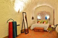 Posteľ alebo postele v izbe v ubytovaní House&Cave Parking and Terrace, in the city
