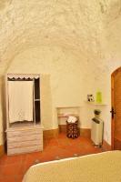 Posteľ alebo postele v izbe v ubytovaní House&Cave Parking and Terrace, in the city