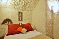 Posteľ alebo postele v izbe v ubytovaní House&Cave Parking and Terrace, in the city