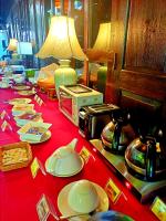 uma mesa com pratos e copos e uma lâmpada sobre ela em Yantarasri Resort em Chiang Mai