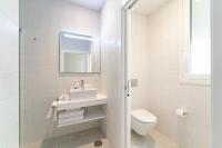 A bathroom at Morar Ourense