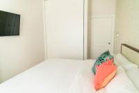 A bed or beds in a room at Morar Ourense