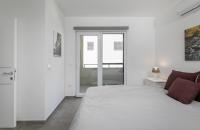Postel nebo postele na pokoji v ubytování The view & art gallery apartment, free parking