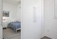 Postel nebo postele na pokoji v ubytování The view & art gallery apartment, free parking