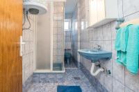 Kúpeľňa v ubytovaní Apartments by the sea Vir - 20203