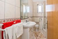 Kúpeľňa v ubytovaní Apartments by the sea Vir - 20203