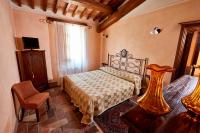 A bed or beds in a room at Agriturismo Il Molino Antico - 5 Girasoli