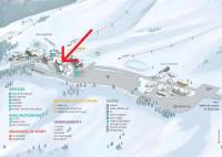 eine Karte des Skigebiets mit einem roten Pfeil in der Unterkunft Les Gourgs Blancs - Val Louron, vue sur pistes in Génos