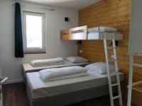 Ein Etagenbett oder Etagenbetten in einem Zimmer der Unterkunft Les Gourgs Blancs - Val Louron, vue sur pistes
