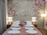 Posteľ alebo postele v izbe v ubytovaní Spa Residence Carbona Mona Lila Apartman