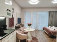 Televízia a/alebo spoločenská miestnosť v ubytovaní Spa Residence Carbona Mona Lila Apartman