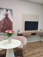 Televízia a/alebo spoločenská miestnosť v ubytovaní Spa Residence Carbona Mona Lila Apartman