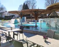 Bazén v ubytovaní Spa Residence Carbona Mona Lila Apartman alebo v jeho blízkosti