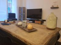 Televízia a/alebo spoločenská miestnosť v ubytovaní le J&J Appartement spacieux climatisé en centre ville