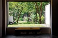 a window view of a park with a bench outside at Wulai Pause Landis Resort in Wulai