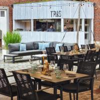 HeikruisにあるB&B T'Rest - Park ter Rijstのテーブルと椅子とソファのあるレストラン