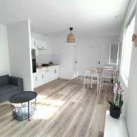 ein Wohnzimmer mit einem Sofa und einem Tisch in der Unterkunft Spacieux studio dans résidence avec parking privé in Clermont-Ferrand
