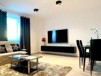 Telewizja i/lub zestaw kina domowego w obiekcie Spacious apartment near hockey and football arena