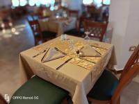 マルサー・アラムにあるBeach safari nubian resortの金色のテーブルクロスがかかったレストランのテーブル