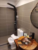 Kúpeľňa v ubytovaní Plaza Guest House με τζάκι
