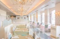 een restaurant met tafels en stoelen en een kroonluchter bij Hotel Listel Inawashiro Wing Tower in Inawashiro