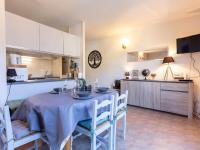 Kuchyňa alebo kuchynka v ubytovaní Charmant appartement 6 pers. proche pistes de ski avec parking et équipements modernes - FR-1-296-449
