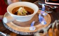 ホテルの敷地内または近くでの食事または食べ物