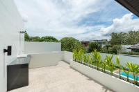 Bazén v ubytování Beautiful 3 bedroom pool villa with 65inch smart tv Located near popular Bangtao beach and laguna Phuket nebo v jeho okolí