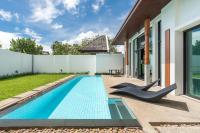 Bazén v ubytování Beautiful 3 bedroom pool villa with 65inch smart tv Located near popular Bangtao beach and laguna Phuket nebo v jeho okolí