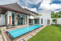 Bazén v ubytování Beautiful 3 bedroom pool villa with 65inch smart tv Located near popular Bangtao beach and laguna Phuket nebo v jeho okolí