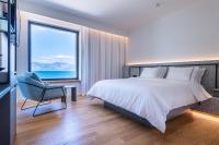 Łóżko lub łóżka w pokoju w obiekcie Amario Suites Hotel