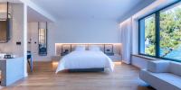 Łóżko lub łóżka w pokoju w obiekcie Amario Suites Hotel