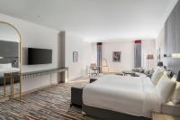 Ramada by Wyndham Doha Old Townにあるテレビまたはエンターテインメントセンター