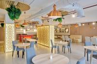 Ramada by Wyndham Doha Old Townにあるレストランまたは飲食店