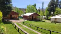 una pequeña casa con una valla en un patio en Cabañas de Montaña Tecta-Cher, en Potrerillos
