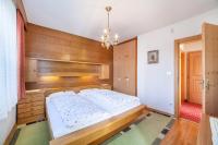 A bed or beds in a room at Adang Ferienwohnung Etschtal