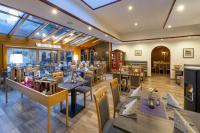 Un restaurante con mesas y sillas en una sala. en AKZENT Hotel Restaurant Roter Ochse Rhens bei Koblenz, en Rhens