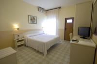 Televízia a/alebo spoločenská miestnosť v ubytovaní Hotel Riviera