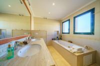 Koupelna v ubytování VIlla Jaruco Lux, exclusiva zona residencial con Piscina & Aircon