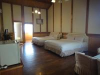 a hotel room with two beds and a couch at Bunbury Fruit Ranch B&amp;B in Ren&#39;ai