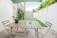 Patio lub wspólna przestrzeń na świeżym powietrzu w obiekcie Belle maison à Saint Cybard -Fibre,Jardin,Netflix