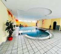 Bazén v ubytovaní Hotel Burgstallerhof alebo v jeho blízkosti