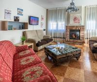 Posezení v ubytování Entreacebedas rural&vacaciones, alojamientos con jardín PRIVADO Piscina GRATIS en Julio