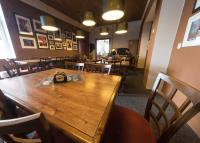 Týniště nad OrlicíにあるApartmány vila Týništěの木製のテーブルと椅子のあるダイニングルーム