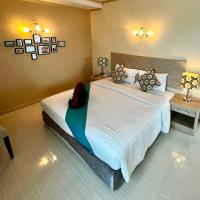 Postel nebo postele na pokoji v ubytování Thipurai City Hotel