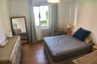 Postel nebo postele na pokoji v ubytování Annecy center 2 steps from the lake Cozy and renovated!